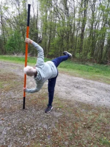 Mann in Balance mit nach hinten gestrecktem Bein