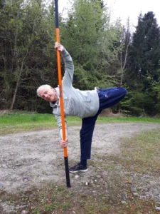 Mann mit gehobenem Bein an Stab, Balancehaltung