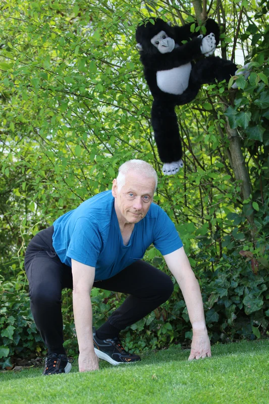 Gorilla-Pose im Krafttier Yoga in Baden-Dättwil – Symbol für Erdung und innere Stärke