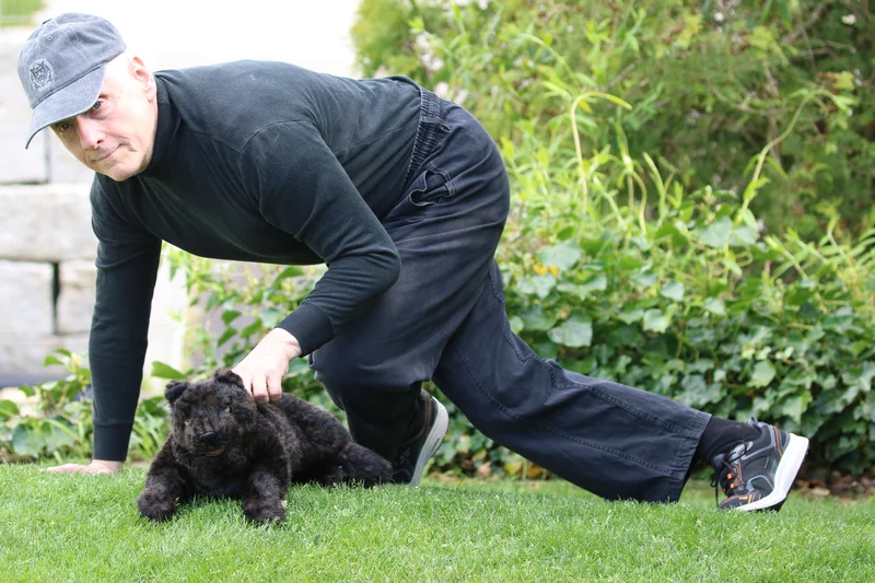 Schwarzer Panther-Spirit im Krafttier Yoga Baden-Dättwil – kraftvolle Panther-Pose in der Natur