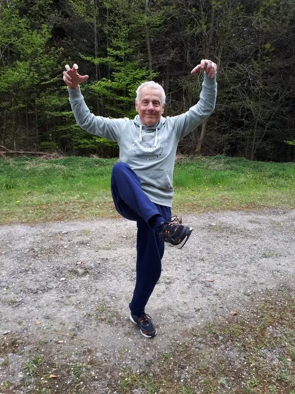 Löwen-Yoga Pose im Wald in Baden-Dättwil – Krafttier Löwen-Spirit in Balancehaltung