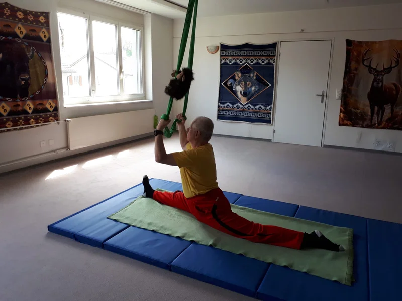 Schimpansen-Spirit im Krafttier Yoga Baden-Dättwil – Längs-Spagat mit kreativer Affenyoga-Bewegung