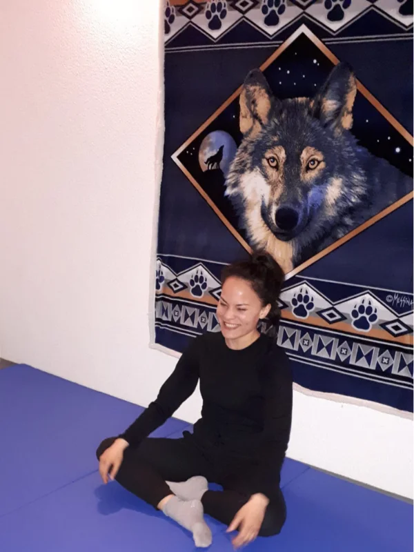 Yoga Wölfin im Studio vor Wolfbild – Krafttier Wolf Spirit Baden-Dättwil